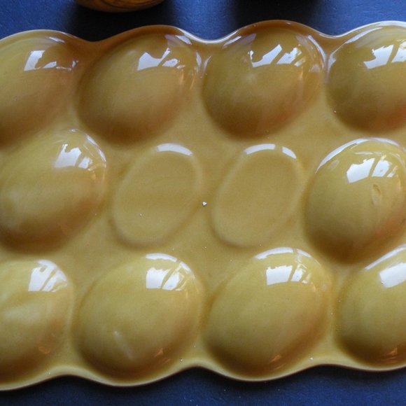 Vintage Country Egg Plate w/matching Hen S&P Shakers - Picture 5 of 6